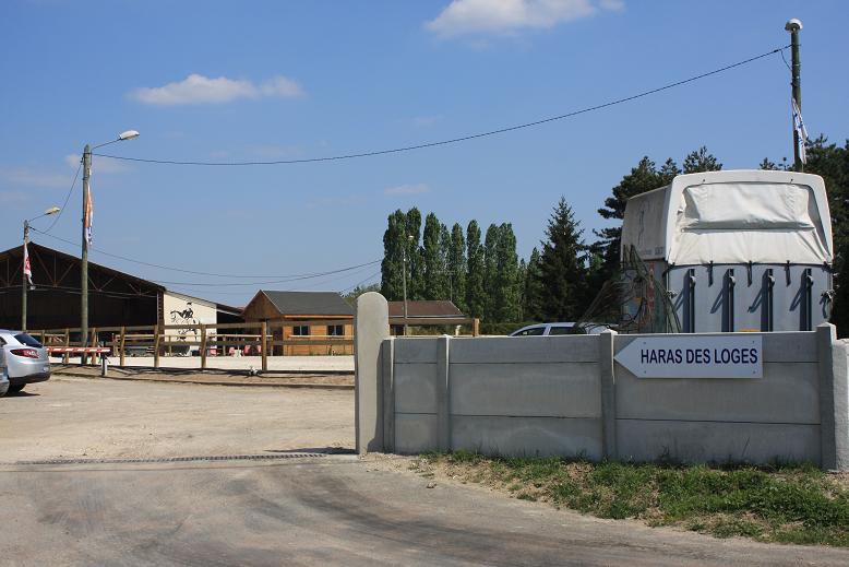 Photo représentant l'entrée du Haras des Loges à Fay-aux-Loges